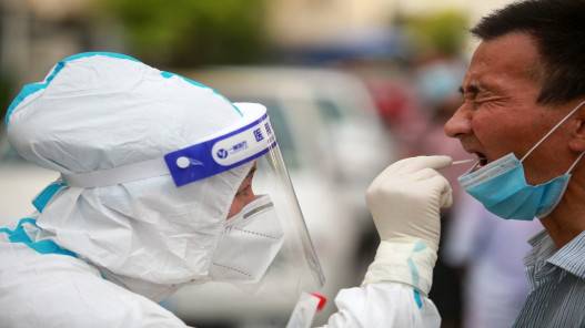 بكين تشدد القيود على سفر مواطنيها إلى الخارج