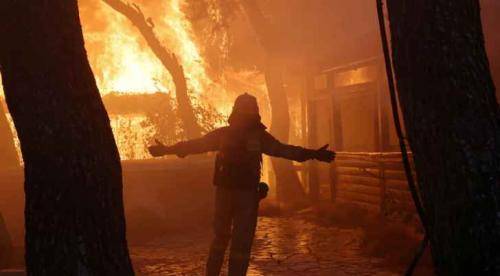 إصابة 16 شخصا بحرائق اليونان