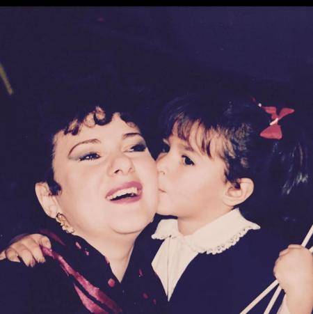 ايمي سمير غانم تنعى والدتها دلال عبدالعزيز