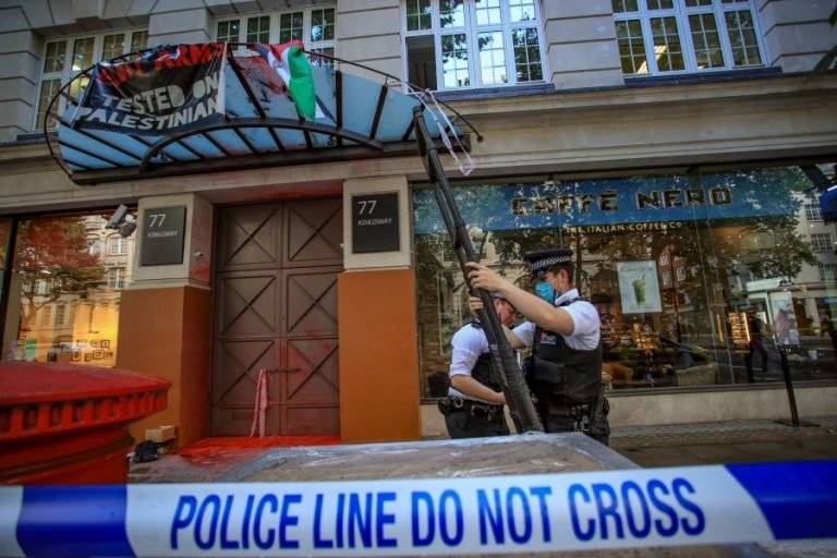 نشطاء مؤيدون لفلسطين يحاصرون أكبر مصنع أسلحة إسرائيلي في لندن... صور