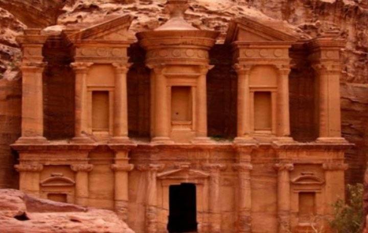 كتاب يوثق زيارات قادة العالم للبترا