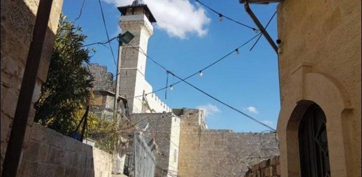 إصابة عدد من الفلسطينيين خلال اقتحام الاحتلال الحرم الإبراهيمي