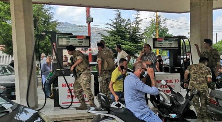 الجيش اللبناني يداهم محطات الوقود المغلقة ويوزع البنزين على المواطنين..