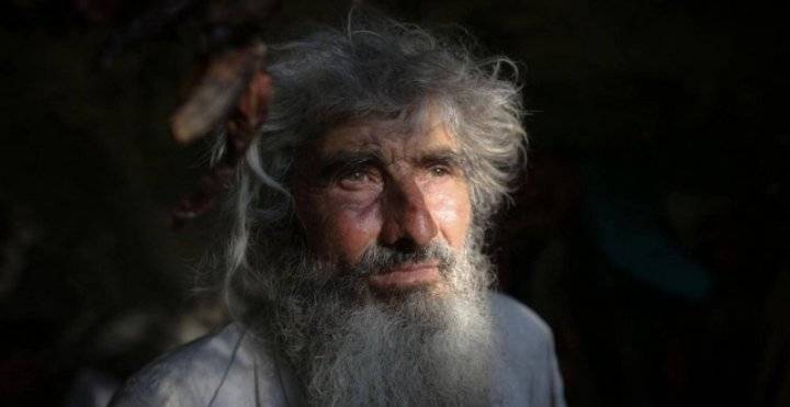 لقاح كورونا يجبر رجل الكهف على قطع خلوة الـ20 عامًا