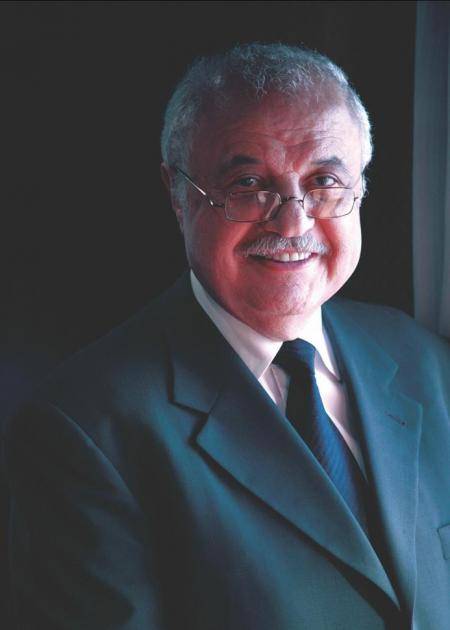 الامارات تمنح أبو غزالة الاقامة الذهبية