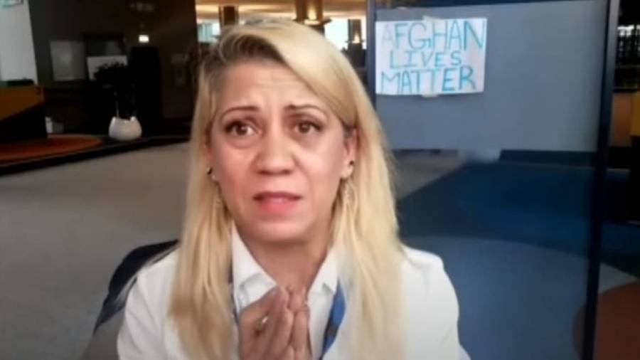 شاهد .. صحافية أفغانية تنهار باكية أمام زعيم الناتو