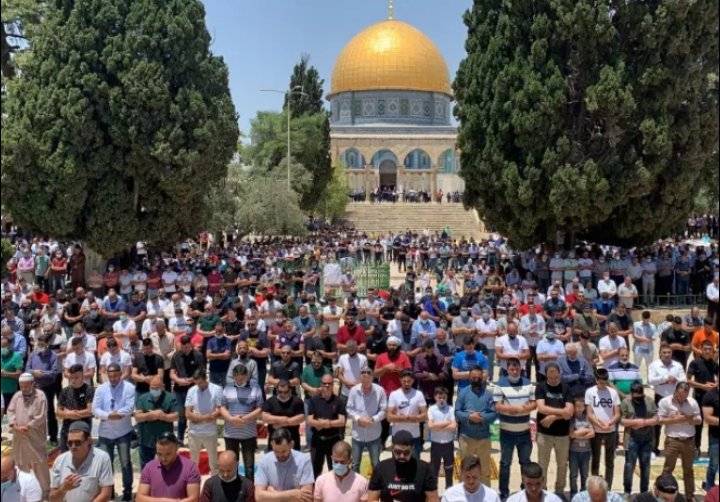 45 ألفا يؤدون صلاة الجمعة في رحاب الاقصى في ذكرى إحراقه