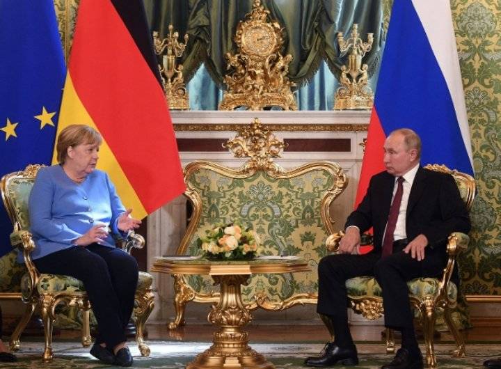 ميركل تتعرَّض لموقف محرج أثناء اجتماعها مع بوتين