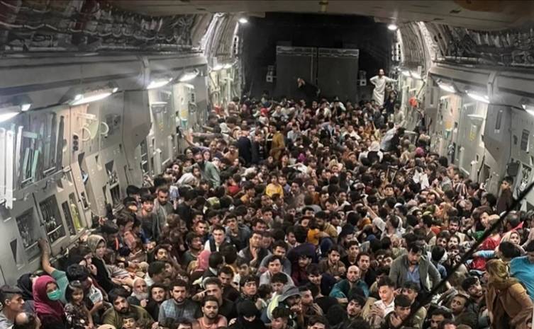 ضعف قدرتها الاستيعابية، طائرة النقل العسكرية الأميركية حملت 823 أفغانيا