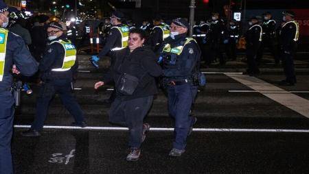 اشتباكات بين الشرطة والمحتجين ضد إجراء العزل في أستراليا