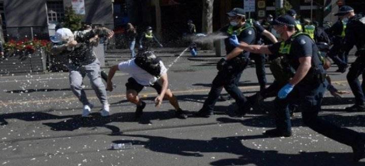 الشرطة الأسترالية تعتقل المئات من المتظاهرين ضد قيود الإغلاق