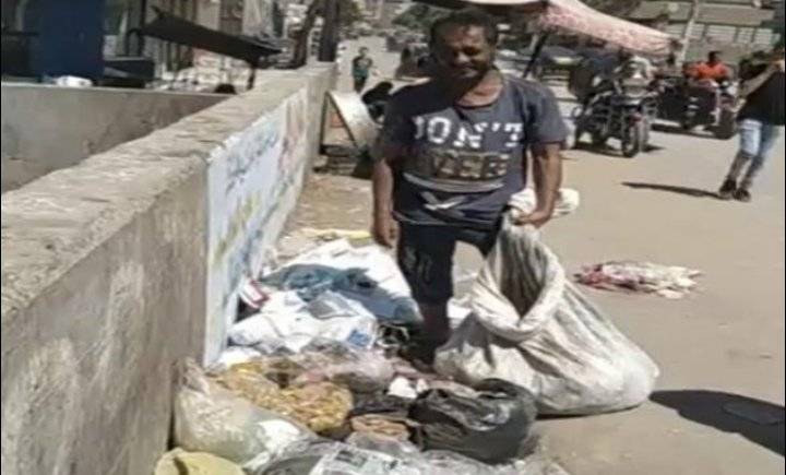 عامل نظافة يعثر على 400 ألف جنيه وسط القمامة .. فكيف تصرف؟