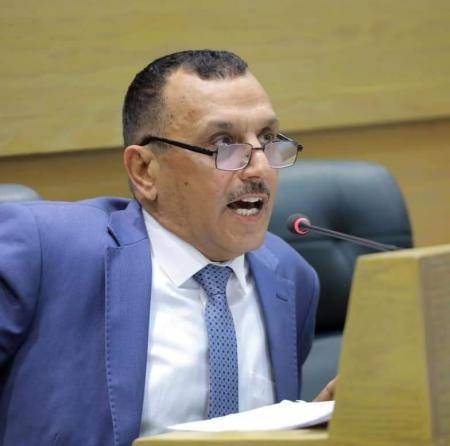 ابداح يتساءل حول مبررات التعيين على الحالات الإنسانية والاستثنائية