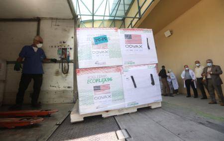 الصحة الفلسطينية تتسلم نصف مليون جرعة لقاح من أمريكا