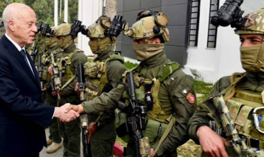 الرئيس التونسي يشيد بالعسكري الذي منع الغنوشي من دخول البرلمان.