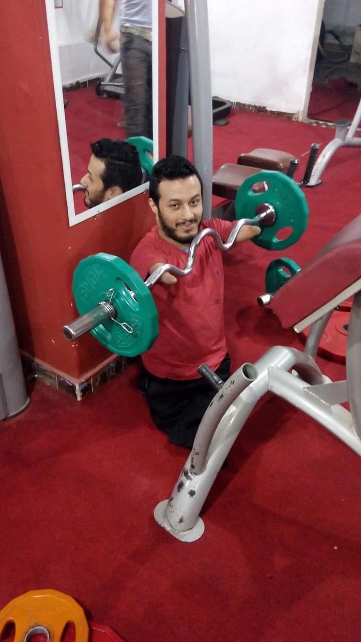 منظمة الحق : بالصور رضا شوقي يتحدى الإعاقة بمبادرة قادرون على العطاء.