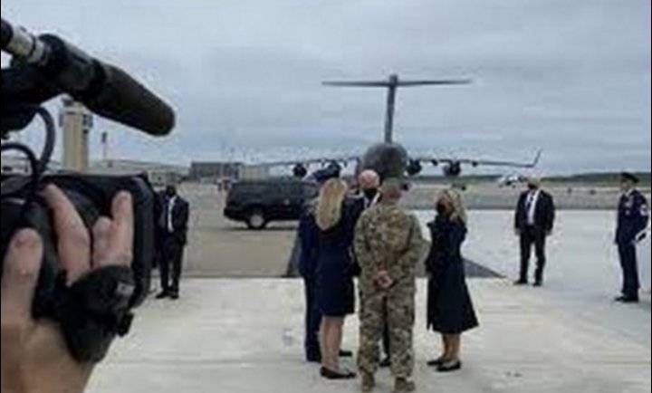 بايدن يستقبل جثامين الجنود الأمريكيين الـ13 المقتولين في أفغانستان