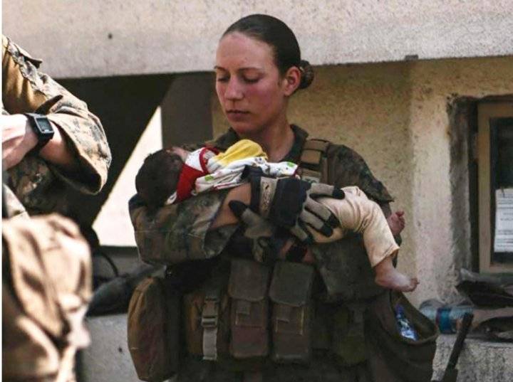بعد 6 أيام من نشر صورتها مع رضيع أفغاني.. الجندية الأمريكية كارول جي تفارق الحياة بهجوم كابول