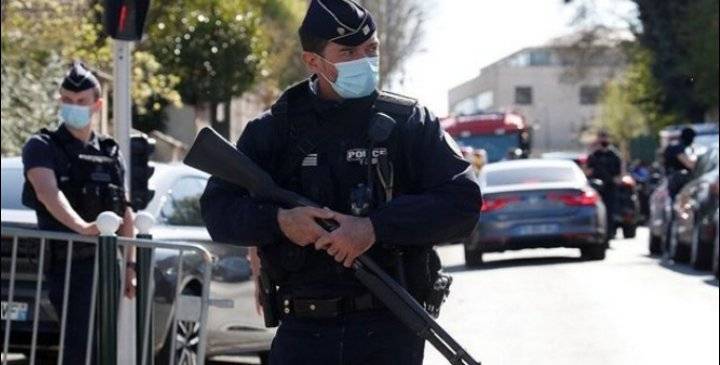 الشرطة الفرنسية تعتقل مسلحاً قرب كنيسة في باريس