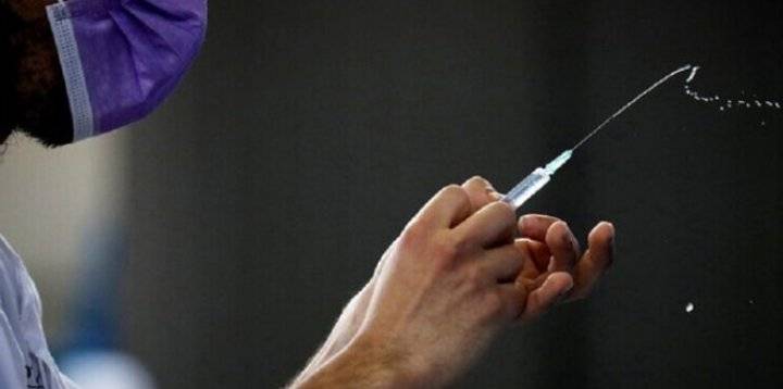 سحب جرعات من لقاح مودرنا ضد فيروس كورونا في اليابان بعد اكتشاف تلوث