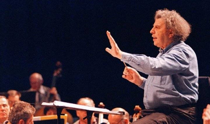 وفاة ميكيس ثيودوراكيس أحد ملحّني النشيد الوطني الفلسطيني