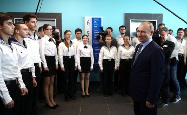 تلميذ شجاع يصحح خطأ بوتين في معلومة تاريخية.. ومدير المدرسة يوبخه