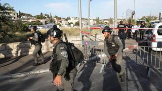 امرأة تهدد بتفجير نفسها داخل مصرف في إسرائيل.