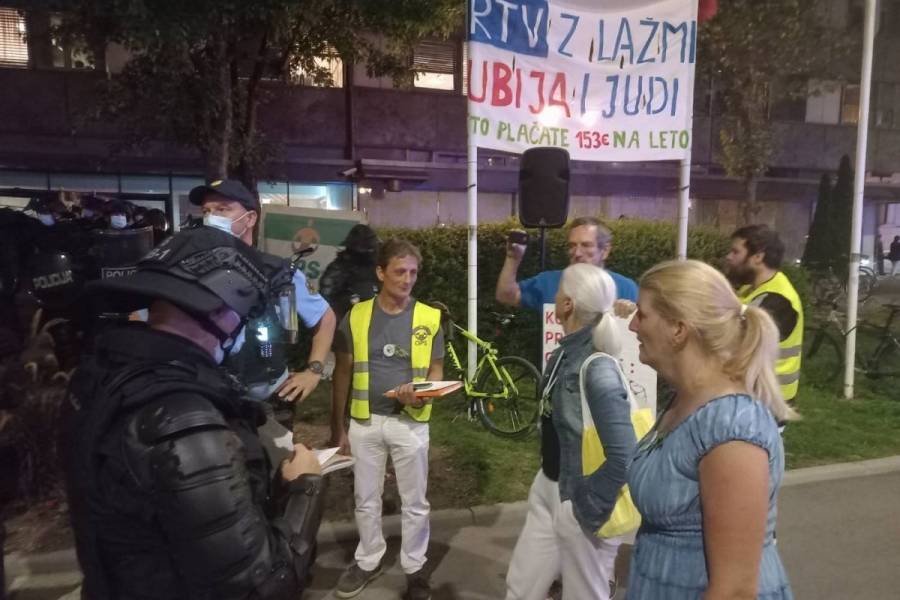 منكرو وجود فيروس كورونا يقتحمون التلفزيون الرسمي في سلوفينيا.