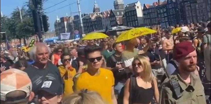 الآلاف يتظاهرون بهولندا احتجاجاً على إجراءات الحد من فيروس كورونا