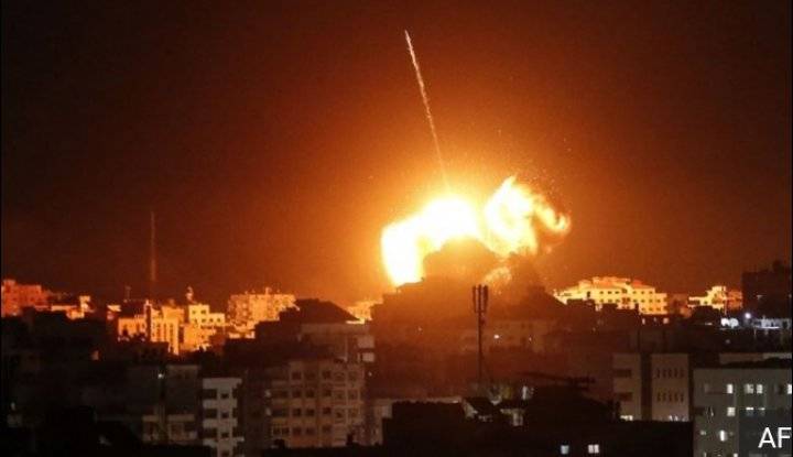 طيران الاحتلال الإسرائيلي يقصف مناطق في مدينة خان يونس جنوب قطاع