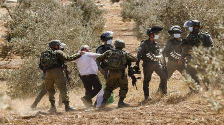 الاحتلال يعتقل أقارب أسرى هربوا من جلبوع