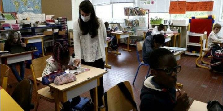 إغلاق مئات الصفوف المدرسية في فرنسا بسبب تفشي وباء كورونا