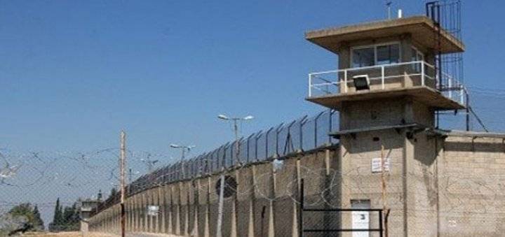 الاحتلال الإسرائيلي يمنع عائلات الأسرى الفلسطينيين من الزيارات