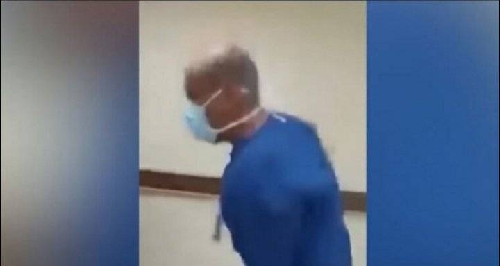 ضجة في مصر حول مقطع فيديو لطبيب يطلب من مسن أن يسجد لكلبه