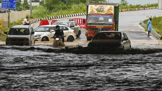 أمطار غزيرة تؤجل الرحلات الجوية وتعطل حركة المرور في العاصمة الهندية نيودلهي