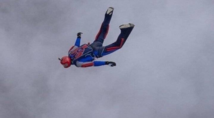 مصرع مظلي روسي بعد اصطدامه بمظلي آخر أثناء قفزة جماعية