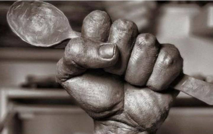 نحات كويتي يهدي أسرى جلبوع «ملعقة الحرية»