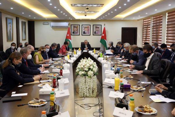 وزير التخطيط يعرض أولويات الحكومة على سفراء الدول المانحة