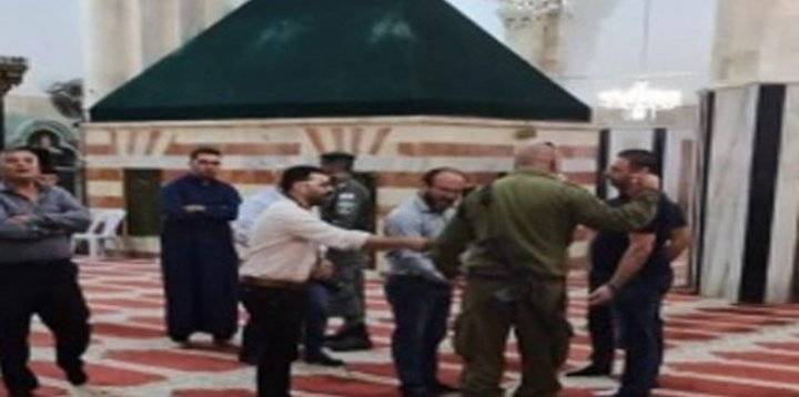 الاحتلال يُغلق الحرم الإبراهيمي ويعتدي على المصلين