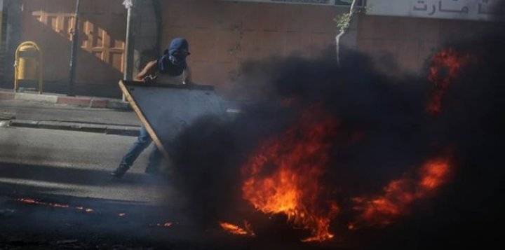 الخليل.. إصابة عشرات الفلسطينيين جراء اقتحام الاحتلال باب الزاوية