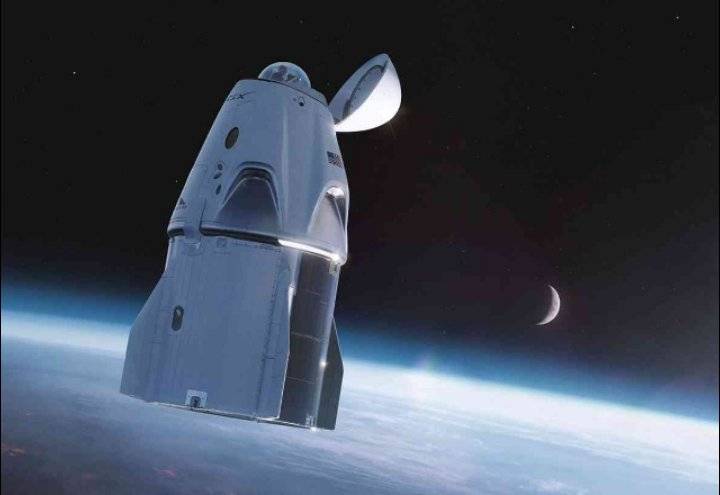 أول كبسولة فضاء بطاقم مدني تستعد للهبوط في فلوريدا