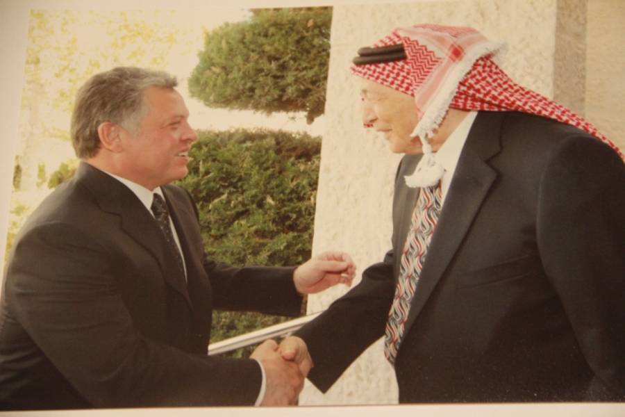 الملك يتناول طعام الغداء في منزل وزير الداخلية الاسبق العرموطي ويجتمع بأبناء عمان القدامى... من ذاكره عمان