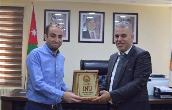 جامعة إربد الأهلية تكرم مدير فرع بنك الاستثمار العربي الأردني فرع الجامعة