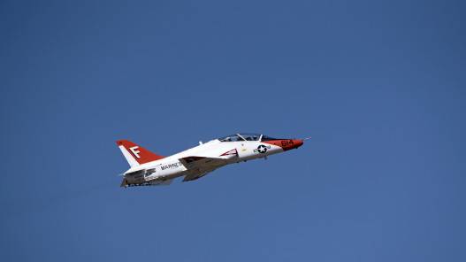 تحطم طائرة تابعة للبحرية الأميركية في تكساس ونقل الطيّارَين إلى المستشفى