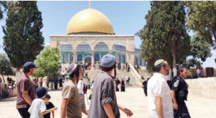 مستوطنون متطرفون يقتحمون الأقصى بحراسة شرطة الاحتلال