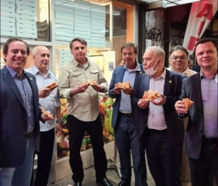 مطاعم نيويورك ترفض استقبال الرئيس البرازيلي لعدم تلقيه اللقاح ويضطر للأكل بالشارع