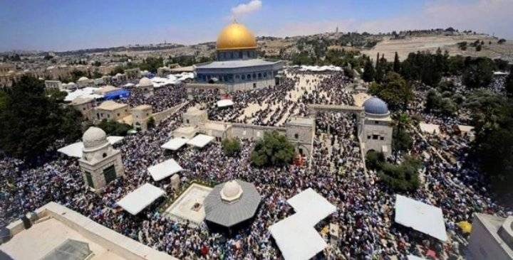 50 ألفًا يؤدّون صلاة الجمعة في رحاب المسجد الأقصى