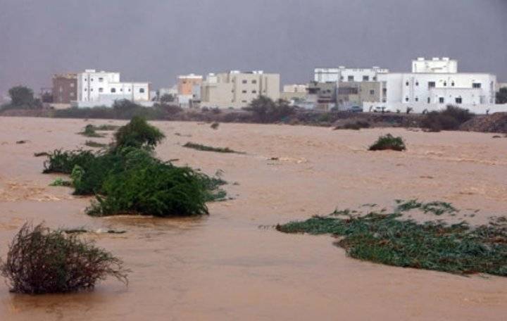 غرق سفينة في ميناء قابوس