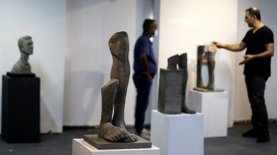 نحات من غزة يستلهم أفكاره من ضحايا السيقان المبتورة