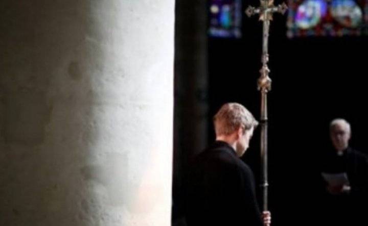 جرائم مروعة.. قساوسة فرنسيون اعتدوا جنسيًّا على 216 ألف طفل